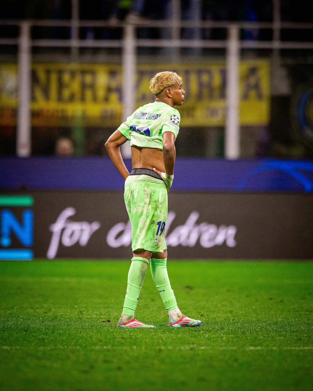 费耶诺德主场碾压海伦芬